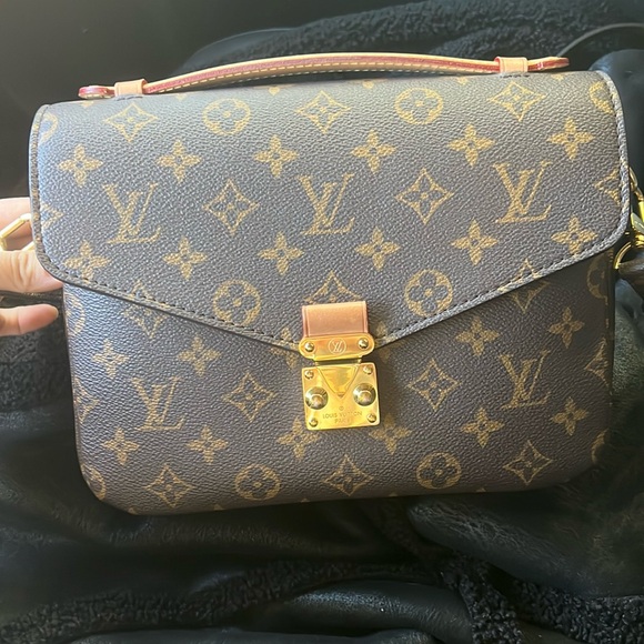 Louis Vuitton Brown and Gold Crossbody Bag
OPEN TO REASONABLE OFFERS 🥳🤩 - Picture 11 of 16